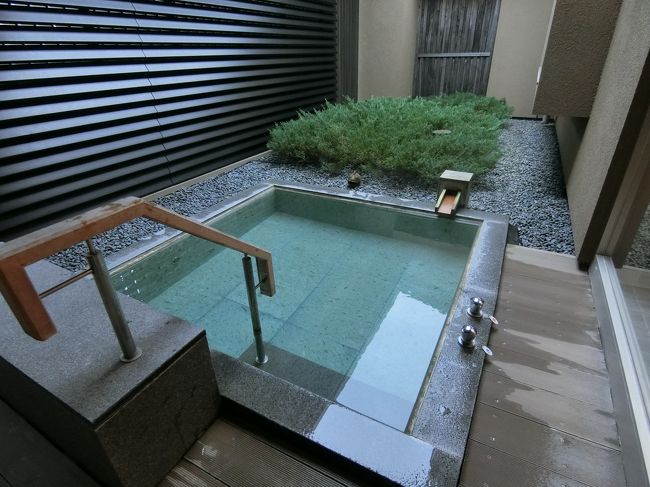 週末にはなかなか予約が取れない箱根の人気ホテル、箱根翡翠に空室が出たので娘の誕生日祝いを兼ねて宿泊してきました。奮発してスイートルームです。<br /> 途中、以前から気になっていた御殿場インター近くのとらや工房に立ち寄って和スイーツをいただきました。<br /> ディナーは箱根翡翠から庭続きでアクセスできる、ハーヴェスト箱根甲子園のレストラン四季彩でイタリアンをいただきました。<br /> 翌日のランチは箱根から再び御殿場に戻って、名鉄菜館の中華です。<br /> 旅のお土産は仙石原の相原精肉店のローストビーフと、とらやの最中です。<br /><br /> 箱根翡翠は東急ハーヴェストクラブの会員用施設ですが、会員でなくても普通の予約サイトから予約できます。でも今回調べてみて初めて知ったのですが、スイートルームの予約は無理なようです。もし会員用の利用券があれば今回ご紹介したお部屋は1室3万円程度で利用できます。それ以上のお値打ちの部屋だと思いました。