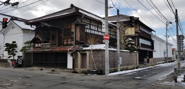 成人の日の連休に、高校時代の友人と一緒に西山温泉郷の名湯 老沢温泉旅館に泊まってきました。これだけでは物足りないと考えた私たちは、前から気になっていた会津のローカル線、只見線に端から端まで乗ってみることにしました。帰りには会津若松の市内観光も入れ、いつもながらの盛りだくさんな内容にしました。<br /><br />でどうだったかというと、幸い２日間とも天候に恵まれ、無事に只見線全線を走破することができました。楽しみにしていた老沢温泉旅館も、期待以上の素晴らしいお湯で、ゆったり温泉を満喫できました。また会津若松は期待していませんでしたが、古い町並みとレトロなお店がとても気に入り、大満足の２日間となりました。<br /><br />１日目：新幹線と在来線を乗り継ぎ新潟県の小出へ。小出より只見線に乗り福島県の滝谷へ。途中絶景を堪能。会津の名湯 老沢温泉旅館泊。<br /><br />２日目：只見線で会津若松へ。会津若松でランチ。午後は会津若松市内観光。夕方発の東北新幹線で帰京。<br /><br />②は２日目の旅行記です。