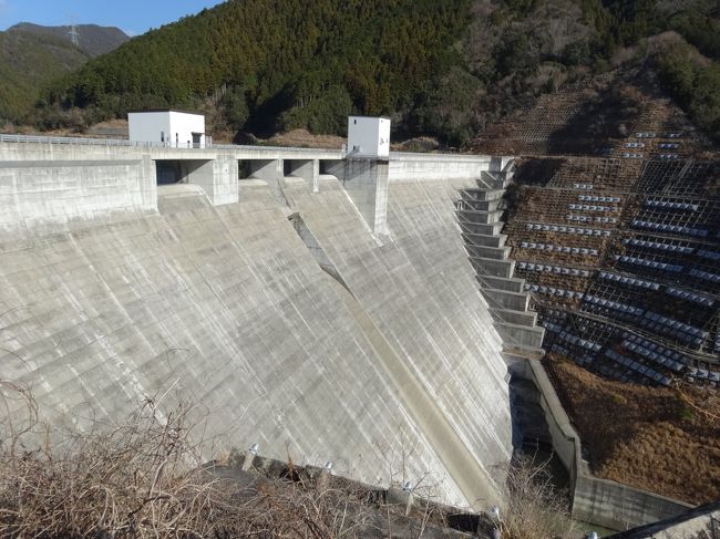 　遠州磐田台地の東側を流れる２級河川の太田川。<br />　その上流にダムができたのは2009年のこと。<br />　完成までにおよそ20年間もかかったのは、さまざまな反対意見があったためで、今でもダム運用を中止する運動が続いている。<br />　そんな訳もあって、近くにありながら無視していたダムだが、４トラベル旅行記にこのダムが書かれていて、ダム湖周辺には散策コースもあると聞き、出掛けてみることになった。