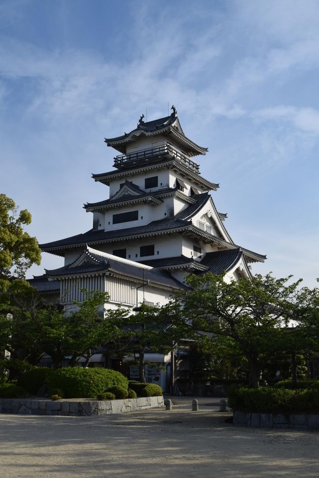 3人家族＋家内の友人でしまなみ海道サイクリングをした旅行記です。<br /><br />しまなみ海道サイクリングへ行くことになったのは、家内が友人からもらった年賀状がきっかけでした。うちも絶対に行こうということになり、色々と調べていましたが、自転車が今治で確保できるかがイマイチよくわからず、どうしようかということになっていました。家内の別の友人（Mさん／女性）がうちに遊びに来た際に話したところ、ぜひ一緒に行きたいということで、自転車確保の不安があるものの計画が具体化されました。<br /><br />5/2 東京-（飛行機）-松山-（鉄道）-今治<br />5/3 今治-大島-伯方島-大三島-生口島（自転車）<br />5/4 生口島-因島-向島-尾道（自転車）、尾道-福山-新大阪（鉄道）<br />5/5 新大阪-（鉄道）-東京