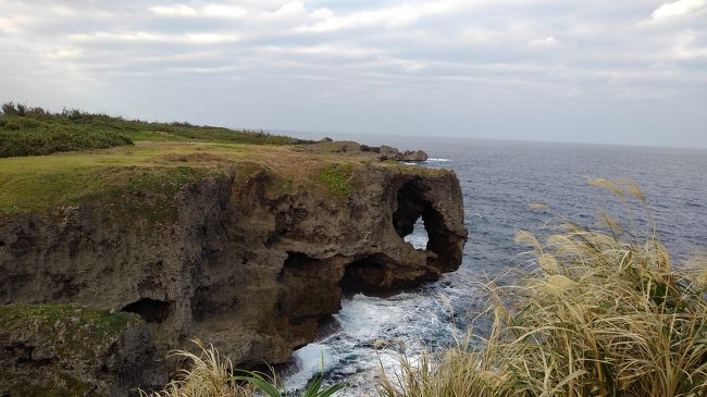 沖縄の歴史と文化に興味を持ち始めたこの頃、9つの世界遺産をすべて訪ねるツアーを発見。沖縄の暖かさにも魅かれて即申込ました。日程的に少しタフでしたが、沖縄の良さを十分に味わった4日間でした。ホテルもすべて四つ星クラス以上！<br />ちょっと天気が悪かったのが残念でしたが。表紙は、世界遺産ではありませんが最終日に訪ねた「万座毛」です。私たち夫婦がおよそ40年前、幼かった娘を伴い沖縄を訪ねた際の記憶として残っている場所です。<br />3-4日目を後編としてお送りします。