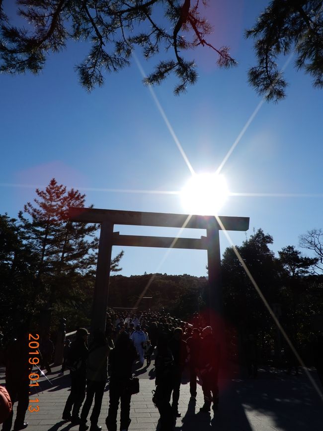 初めてのお伊勢参り二日目<br />宇治山田駅からタクシーで倭姫宮、月讀宮をまわってから内宮参拝。神楽（御祈祷）を待つ間に赤福内宮前支店で赤福をいただき、祈祷を受けてからタクシーでオムライスで有名なシルクロードに向かう。ここでオムライスをいただき、近鉄で五十鈴川駅から宇治山田駅へ移動し、ホテルで預けておいた荷物を受け取り、近鉄で賢島駅へ移動。本日のお宿は「海辺ホテルプライムリゾート賢島」です。