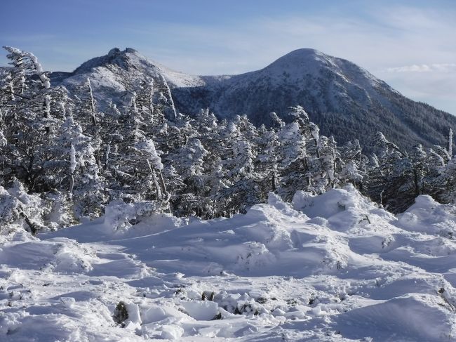 かれこれ雪の天狗岳を訪れるのは2009年以来実に10年ぶりになります。その時は1日目が悪天、2日目が晴天でしたが、今回はその逆。1日目中山展望台に行った時は晴天でしたが、2日目の天狗岳にアタックする時には雪と強風でした。それこそ雪山の楽しさと厳しさを味わった2日間でした。<br /><br />コースタイム<br />1日目：5時間<br />渋の湯11:00～13:30黒百合ヒュッテ（テント設営）14:30～15:15中山展望台～16:00黒百合ヒュッテ<br />2日目：4時間40分<br />黒百合ヒュッテ7:20～8:45東天狗岳～9:40黒百合ヒュッテ（テント撤収）10:40～12:00渋の湯