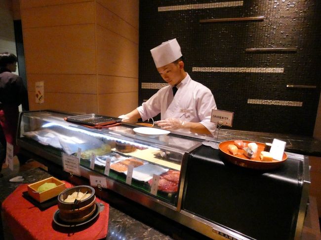 東急ハーヴェストクラブ熱海伊豆山には、敷地内から湧出する温泉と、日本三大古泉の一つ走り湯から引かれた二つの源泉の温泉が楽しめます。<br /><br />そこで、お部屋で一息ついた後は本館1階の南木の湯で、二つの源泉の温泉を楽しみます。<br />