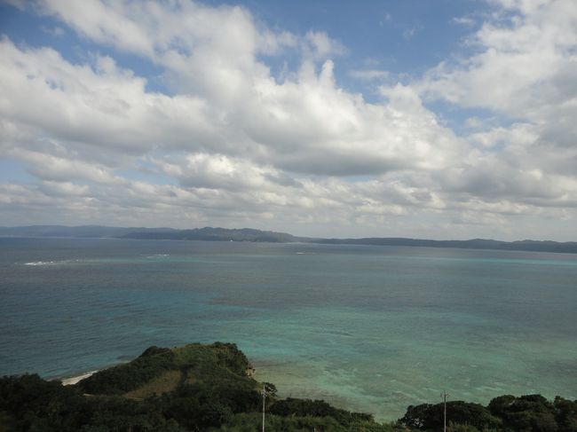 30代と40代の夫婦+両親の大人4人で行く沖縄旅行。<br />昨年は雨で天候が悪く、今回リベンジ。<br />幸いお天気にも恵まれ、美味しいものを沢山食べ、最高の旅となりました。<br /><br />1日目 二ライ橋カナイ橋<br /> 知念岬公園<br /> 沖縄ワールド(玉泉洞)<br /> 膳(読谷村)で夕食<br /> ホテル日航アリビラ 泊<br /><br />2日目 東南植物楽園<br /> 真打田仲そば<br /> 古宇利大橋、オーシャンタワー<br /> 許田インター<br /> シェラトンサンマリーナで夕食<br /> カフーリゾートフチャク アネックス棟 泊<br /><br />3日目 朝便にて帰宅