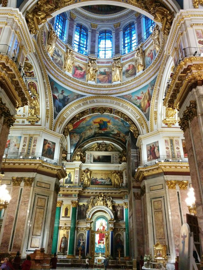 ツアー2日目、次の観光は聖イサク大聖堂です。<br /><br />世界で３番目に大きいロシア正教の大聖堂。<br />巨大な黄金のドームが特徴的な建物で、高さは約１００m、面積は１万平方ｍ。<br />約１万４０００人を収納できる規模。<br /><br />名前の由来は、ピョードル大帝の守護聖人、ダルマチアの聖イサクからきているとのこと。<br />
