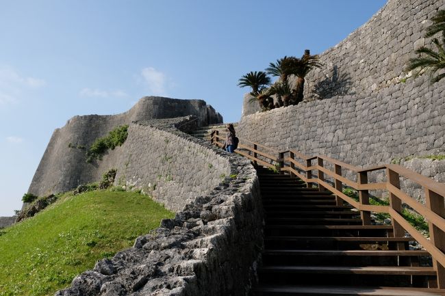 沖縄旅行二日目。しかし、実質この日から観光が始まります。<br />勝連城跡から始まり、海中道路、琉球村(昼食)、万座毛、御菓子御殿などを回り、宿泊は恩納村のかりゆしビーチホテル。<br />この旅行記では、勝連城跡から海中道路の道の駅「あやはし館」までを書きます。