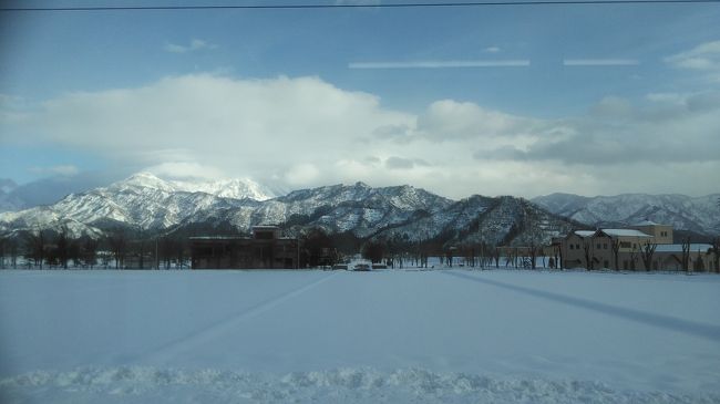 上野東京ラインが出来てからめっきり上野駅に行く機会がなくなりました。<br /><br />子供たちは上野動物園に行くような年齢ではないし、上野駅近辺の美術館に行くような趣味もありません。<br /><br />以前は上野から出ていた電車にも湘南新宿ラインや上野東京ラインで神奈川県内から乗ることが多く、常磐線方面へも品川から乗るようになりました。<br /><br />特急に至っては最後に上野駅から乗ったのは今はなき『あけぼの』かも知れません。<br /><br />今回の『大人の休日倶楽部パス』を使った旅も前回と同じく３～４日目は１泊しようと思っていましたが、中央本線と北陸新幹線方面は初日に行っているので、３～４日目は新潟方面に向かうことにしました。<br /><br />ただ、普通に新幹線で行ってしまったら前回と同じになってしまうので、少し変わった行き方をしたいと思って時刻表を見ると丁度いい時間に特急『草津』が走っていることに気づきました。<br /><br />