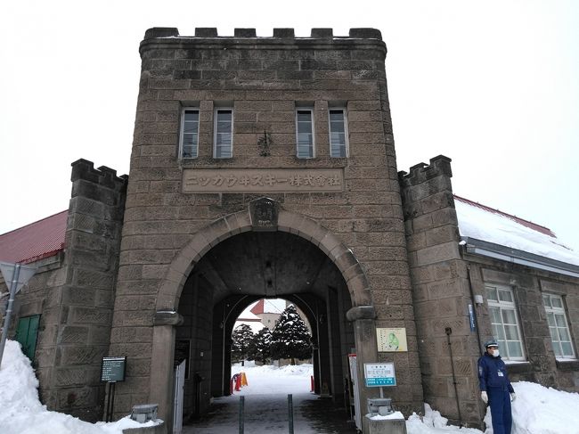 毎年恒例の北海道スノボ旅の二日目です。<br />朝から札幌を出発し、途中、小樽運河に少し立ち寄り、余市のニッカウィスキー余市工場へ。<br />こちらでは、友人が試飲を楽しみ、おみやげに工場限定のウィスキーを購入しました。<br />昼前には岩内に到着し、IWANAI RESORTへ。二日目のスノボを楽しみました。<br />岩内温泉でアフタースノーを楽しみ、ニセコ向かいます。<br />スノボの途中でもそうでしたが、この日は昼から雪が降り始め、ニセコへ向かう倶知安峠では、<br />ほぼホワイトアウト状態でした。(^^;<br />本日の宿は、校舎の宿カリンパニ・ニセコ藤山へ。外人さんがたくさん泊まっていました。<br />夕食を食べたら、本日のメインのニセコアンヌプリスキー場のナイターへ。<br />こちらでも大雪で最後は良い雪になりました。<br />