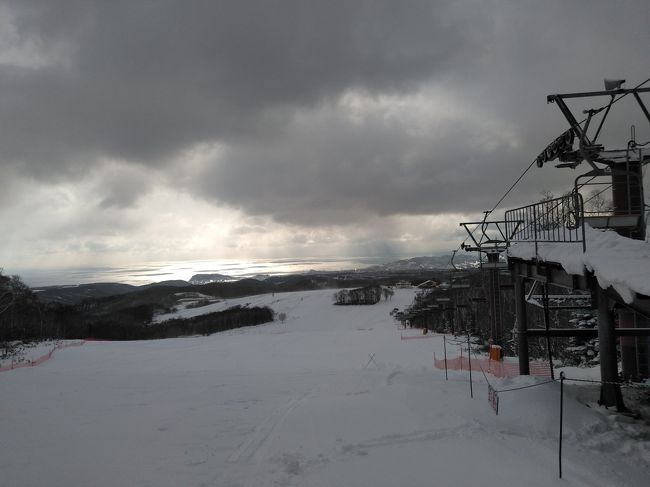 毎年恒例の北海道スノボ旅の三日目です。<br />この日はニセコ周辺は朝から猛吹雪です。ということで、三日目に今金方面に向かう予定を変更して、<br />最初から胆振方面へ出て余裕のある行程にしました。<br />途中、洞爺湖を過ぎて、太平洋岸へ出ると一転して青空が。<br />室蘭へ出てだんバラスキー場へ。非常に小規模で完全にロコスキー場ですが、太平洋の雄大な眺めを滑ることができ、<br />中々楽しむことができました。<br />最後も回転寿司によって、北を満喫して帰ってきました。