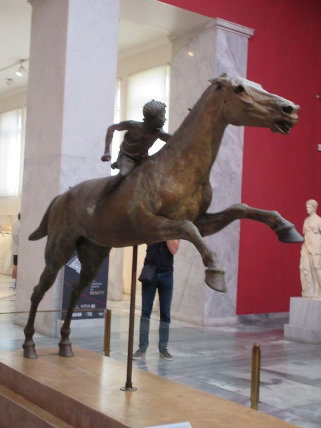  ギリシャの歴史、文化を凝縮した博物館<br /><br />ミケーネで発掘された黄金の「マスク、をはじめとしてアルテミシオンの馬に乗る少年など ２５００年にわたる物価材の展示を鑑賞します。１時間ほどの予定なので大急ぎで見て回らねばなりません。<br />