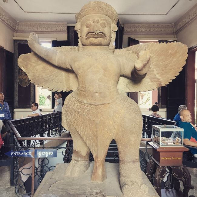 カンボジアのプノンベンのおすすめ国立博物館<br />プノンベンの観光のおすすめカンボジア国立博物館<br />🔷アンコールワットのほかにカンボジアの首都(プノンベン)メコン河地域があり、メコン河沿いに国立博物館があります。<br />カンボジア全国には博物館がたくさんあります。プノンベンの国立博物館は一番大きいものです。<br />フランス植民地時代に造られました。1920年に建造され、歴史ある石像や宝物などが見られます。<br />1万4000体の彫刻また石像、国宝が収蔵されており、<br />館内では2500体程見ることが出来ます。<br />営業時間<br />午前<br />8時から午後17時<br />入場券カウンター営業所<br />午前8時から午後16時30分<br />入場券<br />カンボジア人:500リエラ(15円)<br />外国人<br />10才から17才=$5<br />18才から$10<br />博物館は現場ガイドがいますので、博物館のガイドでないと館内で説明することが出来ません。<br />博物館のガイドサービスは2時間で$6、ガイド料はチケットの販売カウンターの近くで購入します。<br />館内でスマホを撮ることが出来ます。<br />プロカメラマンは$1パスを買うと写真を撮ることが出来ます。<br />昔は国立博物館は写真を撮ることが出来ませんでした。<br />プノンベンのおすすめ観光場所は国立博物館です。