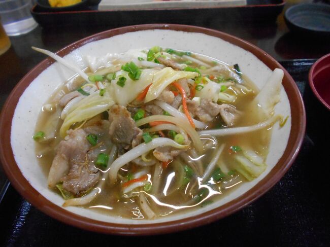 三線の先生はこの日も出前は、「野菜そば」<br />「ランチにジューシーがついてくるんだよ。」<br />両方でたっぷり二人前はありそう。<br />美味しそうに召し上がるのを見つめていたら、教えてくれた。<br /><br />翌日行きました。先生が小盛にしなさいと教えてくれた通りに注文。<br /><br />公設市場の2階は,<br />いつもぜんざいやさん直行で、<br />食堂は素通り。<br /><br />・・・・ぶら下がったメニュー眺める。どんなお味かなあ。・・・<br /><br />美味しすぎる。なぜ今まで見逃していたのだ。<br />