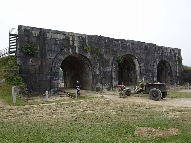 アジアの旅はベトナムから始まります。<br />ベトナムをハノイからホイアンまで世界遺産を訪ねながら縦断します。<br /><br />タムコックから「胡（ﾎｰ）朝の要塞」へは結局バイクで移動することになりました。<br />大変な目にあいましたが、話のタネが一つ増えました。<br /><br />１万ベトナムドン≒\50<br /><br />参考：地球の歩き方<br />　　　世界遺産アカデミー<br />