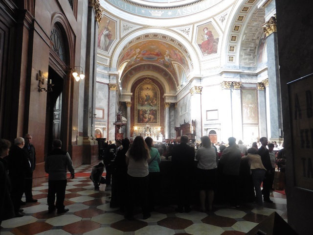 　　大聖堂でミサが開かれていた<br /><br /><br />ハンガリーを基点に、オーストリア・チェコ・スロヴァキアを巡る旅<br /><br />今回は、ブタペストからエステルゴムを日帰りで巡る旅
