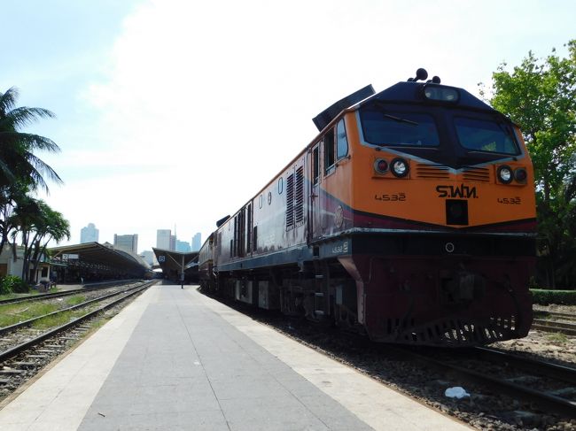 「乗れるときに乗っとけ」の教えに従い、タイの寝台列車に乗ってきました。経由地は安定の台湾と、行ったことのないフィリピン…と候補を絞るとLCCとはいえ飛行機代は4区間で6万円もかかってしまいました。少しでも安い日の便にするため、仕事納めからすぐ出発し、台湾で3泊して飛行機が安くなるのを待つ本末転倒日程です。台北は雨にやられてしまいましたが、それ以外はおおむね晴れました。海外旅行ド素人の私なりに、いつものように列車ばかりを追いかけ、ろくに観光しない旅行となりました。寝台列車に乗って南を目指します。<br /><br />基本情報タイ編<br />1バーツ≒4円弱。<br />コンビニの水6バーツ。<br />国鉄初乗り2バーツ。バス6バーツ50サタン。<br />特急(スペシャルエクスプレス)、急行(エクスプレス)、快速(ラピッド)、普通(オーディナリー)の4種別。<br />快速も料金が必要なので、日本の解釈としては準急に近いか。<br />列車は三等級制で、座席や寝台、冷房の有無などで料金が異なる。<br /><br /><br />課題タイ編(■=達成済み ★=この旅行記の内容)<br />■空港直結駅から列車に乗る<br />■ファランポーン駅で撮影<br />■ブルートレイン撮影<br />■ALS型撮影<br />★快速171レ乗車<br />□国境へ向かう列車乗車<br /><br />きっぷ:普通乗車券<br />旅程概要<br />12.28:川尻~熊本~博多~福岡空港~高雄空港~三多商圏<br />12.29:高雄~保安~永康~台南~瀧渓~彰化<br />12.30:彰化~員林~大肚~瑞芳~松山~礁渓~<br />12.31:花蓮~七堵~基隆~瑞芳~八斗子~台北~桃園~桃園空港~ドンムアン空港~ファランポーン(バンコク)<br />01.01:ファランポーン~<br />01.02:ハジャイ~パダンベサール~バタワーズ~ジョージタウン~パダンルンガス~<br />01.03:グマス~セレンバン~バンクネガラ~マスジットジャメ~KLセントラル~スバンジャヤ~パンタイダラム~バトゥケイブス~セントゥル~セントゥルティムール~KLCC~クアラルンプール空港(KLIA2)<br />01.04:クアラルンプール空港~ニノイアキノ空港~ニコルス~トゥトゥバン~バンバン~エドゥサ~ニノイアキノ空港~福岡空港~味噌天神~新水前寺~川尻