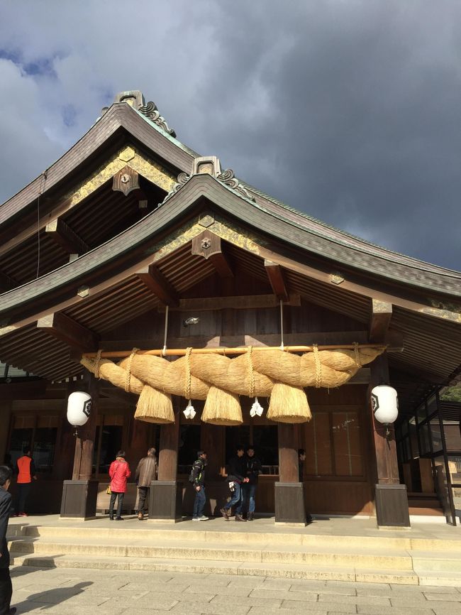 2018年11月、1年間に訪れた神社のご神体を調べたところ「素戔嗚尊」「大国主大神」をお祀りされている神社参拝が多かったこと<br />清水義久氏が出雲大社の本を出されていたこともあり<br />数年ぶりに出雲大社に行きたくなりました。<br /><br />ですが、時期的に出雲は、神在月で費用が嵩むため、松江市内の蟹小屋の解禁に合わせて行くことを思い立ち、2019年1月に旅行を決めたのでした。<br /><br />出雲大社は10年~15年に1度行っておりますので、観光スポットには<br />行っておらず、ひたすら神社巡りの旅となります。<br /><br />目的:出雲と松江の神社巡りと蟹とそばを食べる<br /><br />東京から「サンライズ出雲」で行きたかったのですが、ANAと宿がパックになった「しろくまツアー」30900円を申し込みました。<br /><br />往路:全日空381便 羽田: 6:55-米子 8:20<br />復路:全日空390便 米子:19:40-羽田22:00<br />ホテル ホテルニューアバン別館<br /><br />目的:出雲大社と近隣の神社巡り<br /> 温泉に入って、出雲そばとぜんざい、蟹を食べたい<br /><br />スケジュール<br />1日目:屏風岩、出雲大社、日御碕神社、カニ小屋←今ココ<br />2日目:八重垣神社、美保神社、熊野大社 <br /><br />1日目費用12270円<br />米子空港:縁結びチケット 3000円<br />JR :松江-出雲間 1330円<br />出雲大社:縁結び糸+おみくじ900円<br />かに小屋 :食材他 4800円 <br />ランチ+お茶 2240円<br />