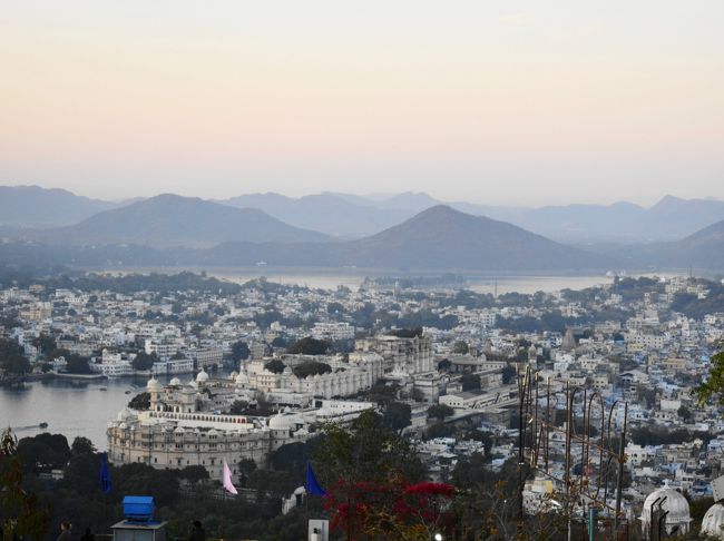 2018年の年末から2019年新春にかけてのインド旅。主要な目的地はラジャスタン州です。<br /><br />その7はウダイプール後半。ピチョラー湖のボートトリップ、ジャグディーシュ寺院と旧市街散策、ロープウェイでサンセット鑑賞など。<br /><br />・シティ・パレスからピチョラー湖のボート観光へ<br /> ジャグマンディール<br />・シティ・パレスを抜けて<br /> トリポリヤ門<br /> バディ門<br />・ジャグディーシュ寺院<br /> 近くで昼食<br />・旧市街の散策<br /> 白い街、バルコニー<br /> バザール、野菜市場<br /> Baiji Raj Ka Kund<br />・細密画を買いに行く<br />・ロープウェイ<br /> シュリー・マンシャプラ・カルニー・マタ寺院<br /> 上からのピチョラー湖の眺め<br /> 白い街の眺め<br /> サンセット<br />・ホテル トライデント<br /> 夕食とシタール演奏<br /> 朝食と朝の庭<br /><br />表紙写真は、ロープウェイで上った城壁からのシティ・パレスと旧市街の眺め。