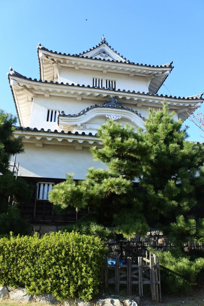 お昼過ぎに岡山駅で駅弁を買って高松行きのマリンライナーに乗り込みました。久しぶりの駅弁、瀬戸大橋を渡りながらの昼食。坂出で乗り換えるまであまり時間もなく、慌ただしい昼食となりました。坂出でサンポート南風リレー号に乗り換えて丸亀へ。チェックイン時間前だったので、荷物を預け、丸亀城に向かいました。台風の影響で石垣や天守の外壁が被害を受けていました。しかし、丸亀城は小さいながら、品のあるいいお城でした。ゆっくりと散策し、４時前にチェックイン。夕食はソウルフード骨付き鶏の名店一鶴へ人通りの少ない国道をひたすら歩いて向かいました。開店直後に入店したためか並ばず入店できましたが、食事を済ませ店の外へ出ると５０人以上の長い行列ができていて驚きました。