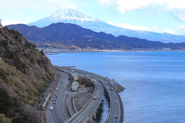 友人と富士山が見える鉄道風景を探しに車で富士山をぐるり一周してきました！<br /><br />静岡県富士川橋梁からの富士山をスタートして<br />東海道五十三次でも有名な旧東海道の峠越え、薩埵峠(さった)からの富士山を撮り、山梨側の富士急行河口湖駅からのカラフルな電車達とまた違う出で立ちの富士山を撮り、最後は富士急行線の有名な撮影スポット田原の滝に行ってきました。<br /><br />