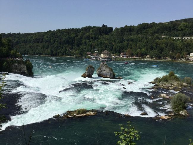 この時のスイス出張はアブダビ乗り継ぎでした。チューリッヒ空港には朝早く7時頃に到着するので、近郊に何かないか探したら、鉄道で1時間で行ける所に滝があるではないですか。ヨーロッパにはそんなに大きい滝は無いと思っていましたが、想像していた以上に迫力がありました。