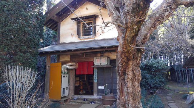 千葉県四街道市の里山にある「蔵の図書館」という民営図書館を、知り合いと一緒に見学してきました。地域の人たちの交流できる場をめざしているようなところで、この日もちらほら地元の方が足を運んでいらしてました。<br />コミュニティーづくりって、意外と(どころでもなく)現代では切実な課題だと思います。いま読み始めたNHKテキストで、オルテガというスペインの哲学者の著作について勉強しているのですが、それがまた偶然にも、根無し草の現代人を批判する内容。オルテガは、専門性の追求よりも、庶民感覚というか、(地域とかの)共同体で根をおろし、自分の居場所を持つことの大切さを説いた人のようです。ちょうどスペイン内戦前後、スペイン国内各地方の個性が踏みにじられた時期に生きた人だったこともありますしね。<br />私もいままで根無し草のように海外に行ってばかりいましたけど、まあこれからも機会があれば海外でも国内でもいろいろ行ってもいいけど、上記のようなことをプラスアルファで考えてみながら、これから先、旅行してみたいなあと思いました。<br />★蔵の図書館も含め、四街道市の里山の魅力を伝えるビデオを見つけました。ご参考まで。<br />https://www.youtube.com/watch?v=D_3mReJ7_go&feature=youtu.be&fbclid=IwAR2hVwbfp4DUbn7UXWai1iMwwHU7TMoDY_gROvyiUUIyrqYiKCxrbG4TBkI