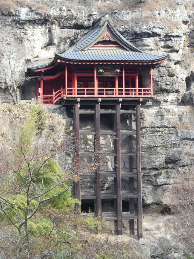 旧川邊村氷地区の「氷風穴」を見学した後、山道を歩いて「釈尊寺」「布引観音」へ行きました。<br />駐車場から山道を1.5km位歩き、そこから急な下り坂を500mほど下ったところに「釈尊寺」があります。「観音堂」は切り立った崖に作られていて、崖伝いに歩いて行かれます。<br />ここは「牛に引かれて善光寺詣り」の伝説が生まれたところです。<br /><br />旅行記作成に際しては、現地の説明板、小諸市と小諸市観光協会のホームページ、その他関連するネット記事、「氷風穴」のパンフレットを参考にしました。