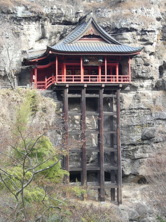 旧川邊村氷地区の「氷風穴」を見学した後、山道を歩いて「釈尊寺」「布引観音」へ行きました。<br />駐車場から山道を１．５km位歩き、そこから急な下り坂を５００ｍほど下ったところに「釈尊寺」があります。「観音堂」は切り立った崖に作られていて、崖伝いに歩いて行かれます。<br />ここは「牛に引かれて善光寺詣り」の伝説が生まれたところです。<br /><br />旅行記作成に際しては、現地の説明板、小諸市と小諸市観光協会のホームページ、その他関連するネット記事、「氷風穴」のパンフレットを参考にしました。