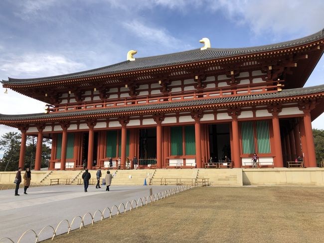 奈良マラソン参加の2日目は昨日のうちに受付を済ませた10キロコースを走って、その後はフルマラソンの応援と新しい興福寺中金堂の参拝をしてきました。<br />今回、旅行記の中に10キロコースの競技中の写真が無いのですが、奈良公園や大仏殿の周りを走り、フルマラソン以上に世界遺産の街、奈良を感じるコースで、しかもアップダウンやオフロード（未舗装の道）まであって、なかなか充実していて楽しめます。<br />マラソン大会の朝、奈良ホテルの三笠での朝食がとても素敵なひと時です。<br />参加するのは10キロなので割と気分は楽でした。<br />無事に走り終えて、帰り道かたがた、フルマラソンのランナーを応援して、興福寺を参拝して帰途につきました。