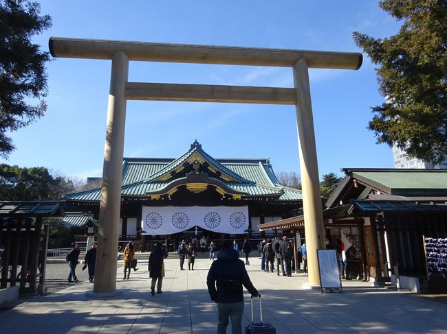 久々に国内の団体旅行に行ってきました。長野発着で、東京の靖国神社に参拝し、南極観測船「しらせ」を見学、ランチはサッポロビール園で焼肉食べ放題アルコール飲み放題という日帰りの旅でした。<br />朝7:45長野駅集合で7:57発の臨時あさま648号に乗りました。100人以上の団体だったので驚きました。ＪＲびゅうから３名の添乗員さんが案内してくださいました。会社のお仲間さんのグループが多いようで、新幹線の中では宴たけなわになっており出だしから楽しい雰囲気でした。東京駅で降りて、添乗員さんの旗の後をついて丸の内南口から駅の外に出ました。大型バスが３台に分かれて乗車しました。バスは「アルピコ」という本社が長野にあるきれいなバスでした。皇居のお堀脇の道路を時計回りに進んで靖国神社に到着しました。立派な鳥居と門をくぐって、参拝のため「参集殿」に入りました。椅子がたくさん並んでおり、さすが靖国神社だと思いました。しばらくすると、本殿の手前の部屋に通され床に座ってお祓いを受けました。そのあと、本殿に移動し、座って祝詞を拝聴しました。代表の方が玉串奉奠をされてました。我々団体は100人以上もいるので大移動でした。本殿から参集殿に戻って、お守りやお菓子を買いました。100人以上もいるのでレジ（支払い所というべきでしょうか？）の巫女さんみたいな方が増員されて代金を受けていました。靖国神社の参拝のあとはバスに乗り、神田あたりから首都高に入って湾岸線に行きました。景色を見ながら首都高を進んで船橋で降りて「しらせ」へ。港に着くと目の前には巨大な「しらせ」が現れました。オレンジ色の美しい船体は見ているだけでドキドキしました。これが南極まで25回も行ってきたかと思うと胸がわくわくしてきました。バスを降りて、さっそく「しらせ」に乗り込みました。この船はWNIウェザーニューズという気象会社の所有だそうです。まずは、後方のヘリポートがある広場で全員で集合写真を撮影してもらいました。続いて、船内に入りホールみたいな会議室で南極観測船「しらせ」や南極観測の歴史などを三枝さんという事務局長にご説明いただきました。説明を受けたあと、20人くらいずつ「しらせ」の中を見学しました。手術室もありました。お医者様も乗っておられたとのことで実際に手術も行ったということです。床屋さんもありましたが、こちらは乗組員同士で理髪をしていたとのことです。「タイガーカット」が定番だそうです。「とらがり」のことですかね（笑）。しらせの内部を見学したあとで下船し船の前のあたりで「しらせ」を背景に集合写真を撮りました。そして、お昼ご飯です。隣にはサッポロビール園があります。飲み放題食べ放題です。飲み物はビール、ワイン、サワー等があり、食べ物は焼肉です。牛カルビ、豚トロ、ラムがあります。ラムに人気が集中していました。100人で２時間飲み放題食べ放題ですので、大宴会となりました。とても満足しました。食事のあとは、バスに乗って東京駅に向かい、丸の内口で降りました。東京駅では１時間ほど待ち時間がありましたので、八重洲口の駅前にあるHONMA直売所でゴルフクラブをみました。安倍首相がトランプ大統領に贈ったといわれるドライバーもありました。キンキラキンですごかったです。しかし、庶民には手が出るような価格ではありませんでしたね（笑）。ということで、東京発17:32のあさま623号に乗って長野に帰りました。19:18長野着ですので、長野からの日帰り旅にしては十分満足できました。<br />