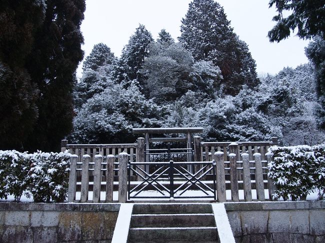 旅も４日目、天気予報通り 朝起きたらまさかの雪！<br /><br />奈良市内の街中はほとんど降雪の痕跡はなかったのですが、宿泊していたところと午前中散策した場所は山に近いこともあって真っ白になっていました。<br /><br />奈良旅12回目にして思わぬ雪化粧の風景に、喜び半分・不安半分・・・<br /><br />でも美しい景色に出会い、雪降る奈良を満喫してきましたよ！<br /><br />≪日程≫<br />1／23（水）　桜井 → 御所 古墳巡り　<br />宿泊： 農家民宿ゆるりや（明日香）<br /><br />1／24（木）　王寺駅周辺散策<br />宿泊： 信貴山宿坊　玉蔵院（生駒）<br /><br />1／25（金）　奈良市内お土産＆カフェ巡り<br />宿泊： 遊景の宿　平城（奈良）<br /><br />1／26（土）　天皇陵巡り → 若草山焼き観賞<br />宿泊： SLOW HOUSE NARA （奈良）<br /><br />1／27（日）　唐古遺跡 → 檜原神社<br /><br /><br />≪往路≫　<br />1／22（火）22：50 東京鍜治橋駐車場 → 5：00 京都八条口 ＜深夜バス たびのすけ（青垣観光）・4列シート＞（1900円×２席）<br /><br />≪復路≫　<br />1／27（日）21：15 JR奈良駅 → 6：03ﾊﾞｽﾀ新宿 ＜青春エコドリーム4号・4列シート＞（女性得割／ネット割 4410円）