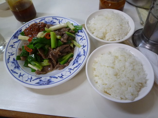 【黄家牛肉麺】<br /><br />妻と久しぶりに黄家牛肉?跟に行きました。<br />葱爆牛肉と牛&#33129;湯とご飯2膳、葱爆牛肉にはたっぷり豆板醤につけて食べました。あい変わらず美味しいです。<br />以前は、中に入れないほど混んでいたのに、<br />昼時でも、お店は、そんなにも混んでいませんでした。<br />久し振りでしたが。お店の人は覚えくれていました。<br /><br />葱爆牛肉は、牛肉を扱ってお店なら、殆んどのお店であると思いますが<br />ここのは高雄で一番ですね。<br />値段は110元、一般的には150元～200元位です。<br />お店は忠考路観光夜市にあります<br /><br />【忠孝路観光夜市と公有国民市場】<br /><br />黄家牛肉麺で食事をした後、<br />昼間の忠孝路観光夜市と公有国民市場を散策しました。<br />昼間の忠孝路観光夜市は、普通の街の風景と同じようですが、<br />お店は結構密集しています。<br />公有国民市場は、忠孝路観光夜市を散歩中に見つけました。<br />忠孝路観光夜市からの入り口の看板は古びれており、<br />●民市場しか判りませんでした。<br />中に入ると、早朝市場なのでお店の半分は閉まっていましたが、<br />雑貨、乾物、衣服、お土産屋さんなどが営業をしていましたので、<br />やっているお店を覗いてみました。<br />生鮮食品が少なかったせいもあるかもしれませんが、<br />いつも行っている市場と違って楽しく見学ができました。<br />結構大きな市場でした。<br /><br />営業時間：8時00分～13時00分