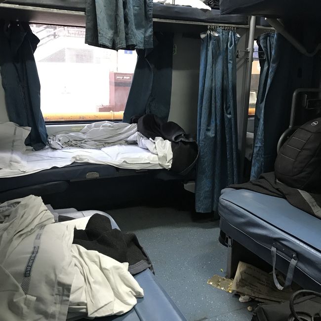 明日は早朝の鉄道でジャイプールを離れるので、今日が最終日。<br /><br />移動に備えて、今日はまったりと過ごしましょう。<br /><br />ここ数日、すごく寒くて、朝方寒さで眼が覚めるの。<br />肩や首が凝ってるし、お風呂入ってないから血行が悪いし…<br />毎日ひどい大気汚染の中にいるから、咳や痰が出て、息苦しい。<br /><br />この酷い体調を、アーユルヴェーダでリセットできないものか?!<br /><br />って訳で、チェンナイに住んでいる友人が雑誌で見つけて教えてくれたところをチェック。<br /><br />1時間のオイルマッサージが1000ルピーで、クチコミの評価もそこそこ高いようです。<br />宿から歩いて行ける距離なのも、嬉しい。<br /><br />早速、予約しました。<br /><br />そして、まずは腹ごしらえと、グーグルマップで見た近くのローカル食堂へ。<br />クチコミによると、安くてそこそこ美味しいみたい。