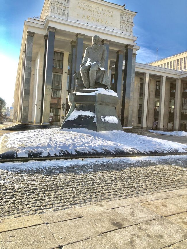 冬のロシア旅行にあたり、服装をどうしようかリサーチし、持って行って実際使ったもの使わなかったものなどをメモします。<br />レーニン図書館前のドストエフスキーさん、軽装で雪かぶって寒そう…。