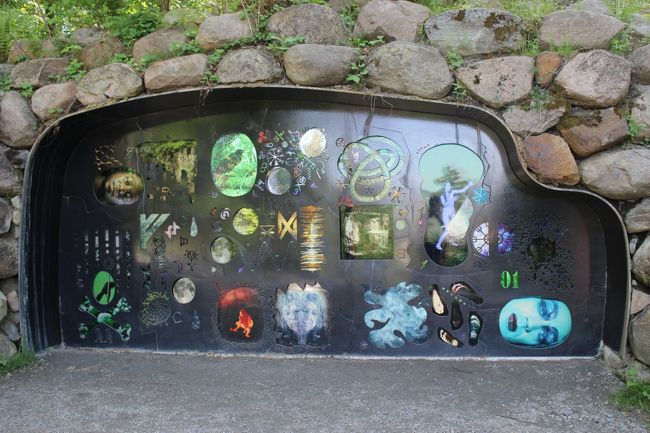 エーケベルグはここ数年整備された彫刻展示のある公園で、もちろん入場無料。<br />丘の斜面を登りながらオスロフィヨルドを眺めたり、彫刻を辿って歩くのも面白い。<br />ムンクに『叫び』に描かれている風景もこの公園の一角から見た景色らしい。<br /><br />この日は友人Cとたまたまオスロに来ていたオーレスン在住のJと3人で行くこととなった。<br />午前11時頃に公園に着き、高いと名高いエーケベルグレストランでランチをして午後3時頃には公園を後にした。<br /><br />インドア派の私には、上り坂が少々きつかったが、自然の中に突然現れる彫刻が非日常的でなかなか面白かった。<br />