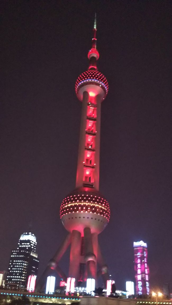 9月に子連れ上海ディズニーランド旅行に行って来ました。ホテルはディズニーランドの近くのノボテル上海クローバーに宿泊しました。上海タワー迄は移動時間も掛かりましたが街の夜景がとても綺麗でした。