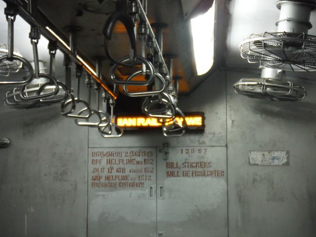 南インドの旅行記です。表紙写真はチェンナイ空港から乗った郊外列車車内で、この写真の下の方に多くのインド人が立たずにべたまっていました。<br /><br />1/25:エアアジア、バンコク経由でチェンナイに移動<br />1/26~27:バンガロール<br />1/28:マイソール<br />1/29:ウーティ<br />1/30:コインバトール<br />1/31~2/2:コーチン<br />2/3:トリバンドラム<br />2/4~6:コバラムリゾート<br />2/6~8:マドライ<br />2/9~10:チェンナイ<br />2/11:バンコク経由で成田に帰国<br />本編(1)は第1日の旅行記です。月3本でアップする予定です。<br /><br />