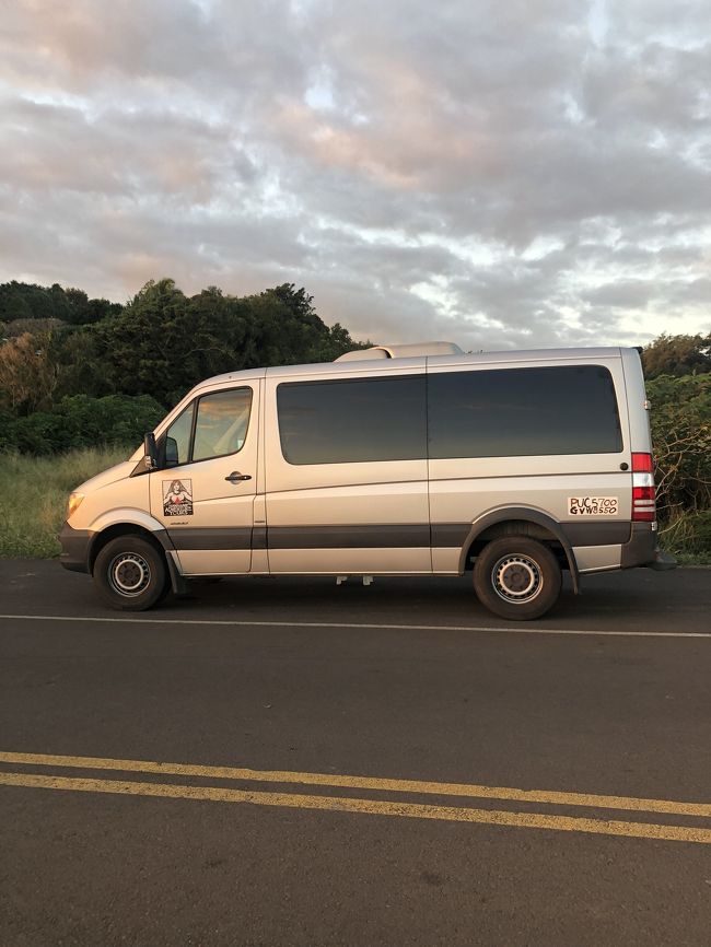 朝4時55分にシェラトンコナの正面玄関集合にて、夕方まで、12時間半、500キロの旅でした (^^)