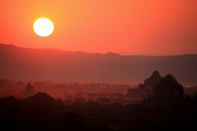 ミャンマー 黄金の三角形の旅 6 バガンで夕日スポットを求めてタワーへ