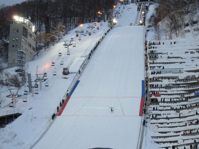 札幌滞在は今回は1月24日から28日月曜までの5日間だ。26日土曜日は天候がいいことが予想されたので、北海道中央バスの札幌一日バスツアー（8500円）に参加することにした。ESTAの２階から朝１０時に出発し、昼はランチをすすきのラーメン横丁で食べ、夕食はサッポロビール園のジンギスカンを食べて夕方７時半ごろ解散というコースだ。このコースで訪れた場所の紹介はさておいて、ここに一番に取り出したいのは、大倉山のスキー・ジャンプ台見物だ。通常なら、ジャンプ台を上から眺め下ろして、「おー、こわい！」などというだけの観光地だ。<br /><br />私も昔オーストリアのインスブルック冬季オリンピックで使用されたジャンプ台の上から見下ろしたことはある。（追加：　2月末、NHKBS１で中継されたジャンプの世界選手権の試合は、ここで実施されていた！インスブルックの街並みを見下ろす場所だったのでよく記憶している。ただし、施設は、相当改修されているようだ。）<br /><br />ところが、この1月２６日は、偶然とはいえ、本物のジャンプ競技をちょうどツアーの訪問時間にやっていたのだ！しかも「FISジャンプワールドカップ大会2019　SAPPORO」という大会の初日が始まったばかりだという！観光バスの契約があって、競技当日は、ジャンプ台の上から見下ろすことはできないが、かわりに、300円払えば、本来2千円か千円のチケットと同じ場内で競技が見物できるというのだ！これには、驚いた！！勿論人生で初めての経験だ。スキーの競技大会は大山で滑降や回転などは、見たことがあるが、スキージャンプは見たことがない。ジャンプ台が西日本にはない（？）と思う。<br /><br />この日の他のツアーの場所のことは、すっ飛ばして、いきなり、ジャンプ会場の旅行記とする！葛西紀明の名前は私でも知っている。その弟子が小林陵侑（りょうゆう）といい、今シーズン、ワールドカップで世界のトップに躍り出ているそうだ。兄も小林潤志郎といういい選手だそうだ。知らなかった。高梨沙羅が、規則変更で、スキーを身長に合わせて縮められて以来、苦戦しているのは知っているが、、。<br /><br />ジャンパーは高速で動くし小さいので、写真もビデオも難しい。断片だけでも、出しておく。途中で、オリンピック・ミュージアム内も短時間だが見物した。過去の名選手の冬季オリンピック関係の品々が展示されていて、一部のものを除き、撮影可能だった。<br /><br />一枚目はK点を越えた地点に着地した選手が小さく見える。選手は多分、優勝候補の小林陵侑選手のトライアル・ジャンプだと思うのだが。。。  <br /><br />（追加：（2月18日記す）小林陵侑選手は、今シーズン、ワールドカップ大会で、22戦中11勝という舟木の日本人記録をまもなく抜き去る凄い選手であると知った。大スター誕生なのだ！　<br /><br />今シーズン、小林陵侑選手が優勝したヨーロッパの会場では観客2万5千人だそうだ。それに比べて、この札幌大会の観客数は酷い！<br /><br />昨日のドイツでのワールドカップの試合では、ラージヒルで、１４６ｍと１４４ｍという凄い記録を出してまた優勝している！<br /><br />なお、大倉ジャンプ台は、向かい風タイプのジャンプ台で、ヨーロッパでは少ないとのこと。追い風タイプが多いらしい。小林陵侑選手は岩手での練習では追い風タイプだとのこと。なるほど。。葛西選手と同じ土屋ホーム所属とのこと。ともかく、小林陵侑選手は、冬のスポーツの大スター誕生だ！）<br /><br />(追加;2021.2.20<br />　ジャンプが、面白くなってきた!　高梨沙羅と小林陵侑が調子を戻してきているようだ。）<br />　　