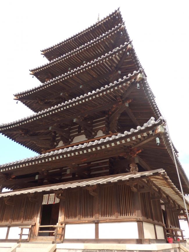 世界最古の木造建築といえば法隆寺、一度はみてみたい。考えたら奈良って行ったことなかった（と思っていた）しな、とツアー参加を決定。雪の福島を朝イチ便で飛んで伊丹空港に着いたのは９：３０。バスツアーの始まり始まり～。<br />大阪中心部を抜けて、奈良へ向かいました。
