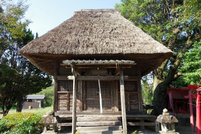 1泊2日で人吉市と周辺(球磨地方)~熊本市街を旅してきました。<br />豊かな自然、産業遺産の鉄道、歴史を感じる古建築と城跡、質の高い温泉銭湯、うまい焼酎とご飯、優しい人々…良いものすべて揃ってました。<br /><br />【9/9(金)】<br />羽田空港<br />↓(ソラシドエア)<br />↓<br />鹿児島空港<br />↓(いわさきバス)<br />↓<br />嘉例川駅<br />↓(JR肥薩線/特急はやとの風2号)<br />↓<br />吉松駅<br />↓(JR肥薩線/しんぺい2号)<br />↓<br />人吉駅<br />↓<br />・青井阿蘇神社~文化苑(旧青井大宮司屋敷)<br />・人吉駅機関庫<br />↓<br />人吉温泉駅<br />↓(くま川鉄道)<br />↓<br />湯前駅<br />↓(レンタサイクル)<br />↓<br />・御大師堂<br />・生善院観音堂(猫寺)<br />↓<br />・青蓮寺阿弥陀堂<br />・黒の蔵(多良木町埋蔵文化財等センター)<br />・王宮神社<br />↓<br />・豊永酒造<br />↓<br />湯前駅<br />↓(くま川鉄道)<br />↓<br />人吉温泉駅<br />↓<br />・大村横穴群東群<br />↓<br />芳野旅館《泊》<br />↓↑<br />・新温泉<br /><br />【9/10(土)】<br />・老神神社<br />・堤温泉<br />・林鹿寺<br />・相良護国神社<br />・人吉城跡<br />↓<br />芳野旅館《朝食》<br />↓<br />・永国寺<br />・武家蔵(武家屋敷・堀合門)<br />・焼酎蔵(繊月酒造)<br />・人吉城跡<br />・人吉城歴史館<br />↓<br />・鍛冶屋町通り<br />・みそ・しょうゆ蔵(釜田醸造所)<br />・茶の蔵(立山商店)<br />↓<br />人吉駅<br />↓(JR肥薩線 快速)<br />↓<br />熊本駅<br />↓(熊本城周遊バス)<br />↓<br />・熊本城(二の丸)<br />・加藤神社<br />・市役所14階展望ロビー<br />・くまもんスクエア<br />↓<br />↓(熊本市電)<br />熊本駅<br />↓(JR豊肥本線)<br />↓<br />肥後大津駅<br />↓(空港ライナー)<br />↓<br />熊本空港<br />↓(ANA)<br />↓<br />羽田空港