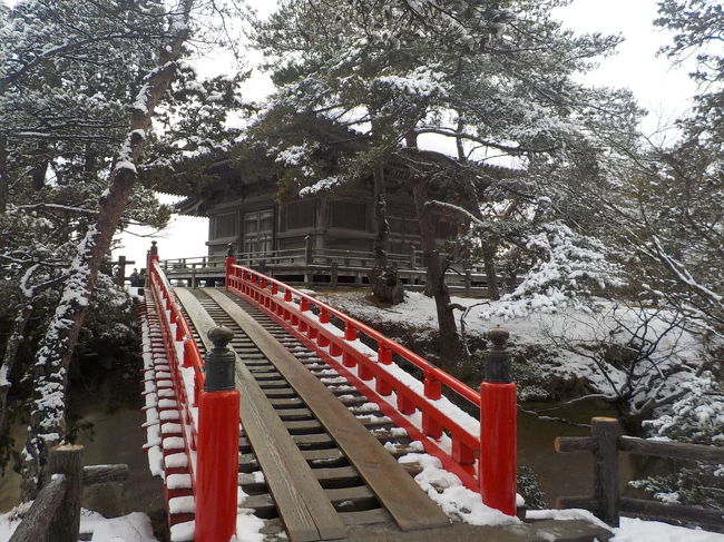 硫黄の香り漂う濃い温泉で、雪見したくなりません？<br />自分は１年に１度は、そんな気分になっちゃうんです。<br /><br />２５日金曜日休めそうなんで、前々日の２３日に場所を選定。<br />天気予報を確認して、宿の空き状況とかをチェックして････。<br /><br />で、鳴子温泉に泊まって、翌日の帰りがけに日本三景松島を２０年ぶりぐらいに観光して。<br />今年は、ＪＧＣサファイアからワンランク上のＪＧＣプレミアになれたらって思い、関東在住なのに、帰路は仙台空港から伊丹空港経由で羽田空港に帰るルートに決定！！<br /><br />冬の平日だったせいか、鳴子温泉は観光客が少なく、しっぽりとした気分で、最高の温泉を満喫出来ました。<br />それに比べて、日本三景だけあって、海外の旅行客も含め、松島はそれなりの観光客がいますね。あっ、土曜日だからかも。<br /><br />今シーズンにしては珍しく冬型の天気で、雪も降ったりして、日本の冬を満喫出来ましたぁ！！<br /><br />次の旅は、２月の３連休で、さっぽろ雪まつりと函館イルミネーションに行ってくる予定です♪