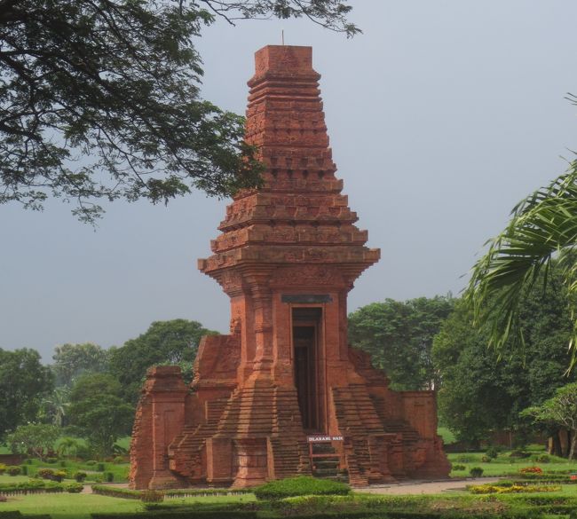 インドネシア第2の都市スラバヤ。住んでいる方にご案内いただく機会があり、市内や、橋が繋がって気楽に行くことが出来るようになったマドゥーラ島を観光してきました。<br /><br />そしてガイドブックを見て憧れていた場所もリクエスト。<br />*13~16世紀初頭にインドネシア最後のヒンズー教王国マジャパヒト王国の首都だと考えられるトロウラン遺跡<br />*そしてインドネシア独立の象徴ともなったコロニアルホテル・マジャパヒトホテル<br /> この2つも旅程に組み込んでもらいました。<br /><br />その1はトロウラン遺跡とマジャパヒトホテル