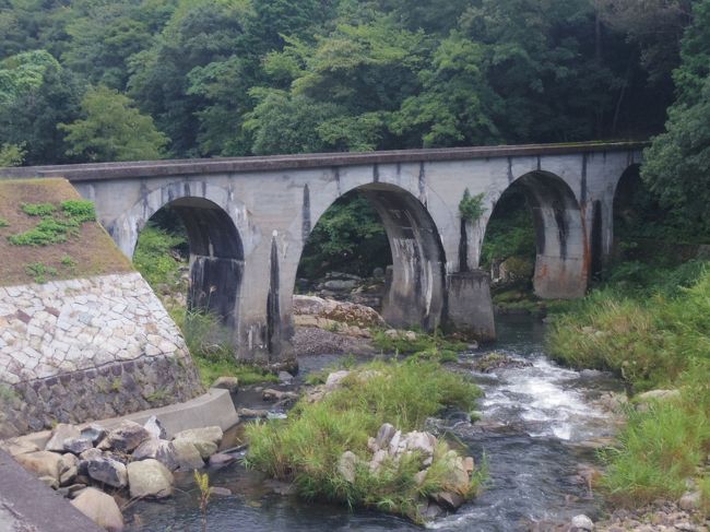 完成することなく工事が中止になった今福線の遺構を旭から浜田までレンタカーで見てまわりました。<br />台風の影響で天候は雨。<br />事前に調べた鉄道の跡を記入した地図を見ながら探索を開始。<br />まず岩見今福駅予定地の近くの今福橋梁を見て下長屋トンネル東口や４連のアーチ橋やトンネルなどみどころがたくさんありとても満足感のある探訪となりました。<br />