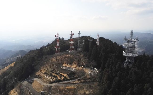 　眼下に広大な茶園、かなたに大井川や南アルプスや富士山が見渡せる粟ヶ岳は、標高532m。<br />　掛川市の北部にあり、ハイキングの名所となっていて、デートコースの一つにもなっていた。<br />　婚約時代の女房とドライブしたこともあり、その前にはお見合いした女性とハイキングしたこともあって、思い出多き山なのに、何があって、どうなっていたなんてことは、なぜか忘却のかなたに飛んでいってしまっている。<br />　この日は、冬にはめずらしく穏やかな日だった。<br />　女房は朝から用事があってお出かけ。<br />　退屈しのぎに、一人この粟ヶ岳に出掛けてみようと思い立った。