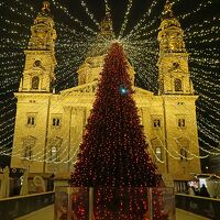 中欧４か国周遊のツアーをクリスマスマーケット巡りとして楽しむ。（12）ゲッレールドの丘と聖イシュトヴァーン大聖堂の夜景を堪能する。