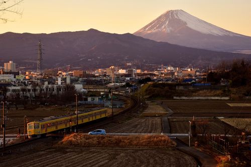白銀に染まる富士山の風景を探しに伊豆箱根鉄道駿豆線に訪れて