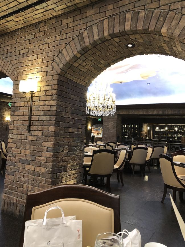 1450 Ala Moana Blvd #2250, Honolulu, HI 96814<br /><br />アラモアナショッピングセンター内の<br />素敵な、レストラン。<br />ランチは、サンドイッチ、デザート、飲み物を選び、ゆっくらランチを楽しむ形式。<br />ゴージャスな店内で とても 優雅な時間を過ごせました。ランチコースのみのようです。<br />ボートベーロ(キノコ)のサンドイッチが美味しかったです。