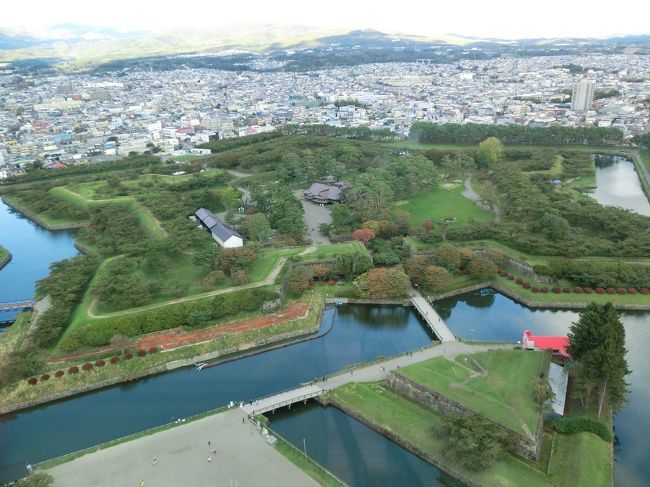 マイルが貯まったので　海外旅行の特典航空券で１人分の旅費を浮かすつもりでいたら、個別に取るチケットとルートが異なりました。スカイコインで支払いをしようと交換したら、ANAの乗継便の場合　利用できないとのこと。<br />このスカイコインの有効期限は１年しかありません。ということでスペイン・ポルトガル周遊と合わせて　函館・東北周遊の計画を同時進行。<br />ANA便は　青森航路はないので、函館に飛び　北海道新幹線を利用して青森へ向かう計画を立て、ANA旅作で　エアチケットと函館での１泊のホテルを予約しました。<br />何度もエアチケットを取っていたつもりでしたが、まだまだ無知な部分がありました。<br />おまけのような函館観光でしたが、五稜郭、函館山からの夜景、八幡坂辺りの散策など十分に楽しみました。中でも期待以上だったのが　北方民族博物館でした。